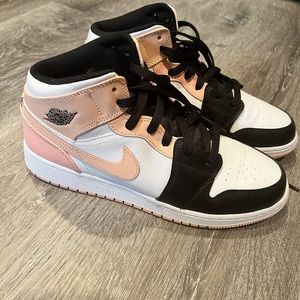 Kids shoe size 7Y air jordan 1